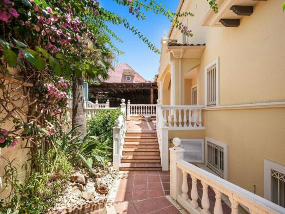 Beachside villa with renovation project Cortijo Blanco San Pedro de Alcantara