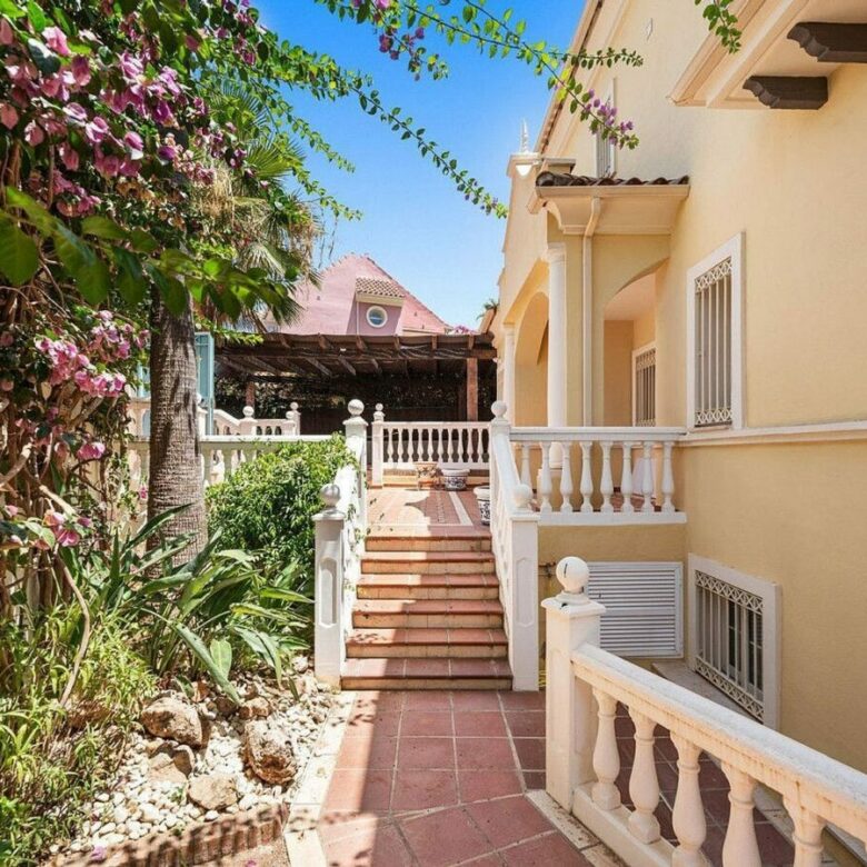 Beachside villa with renovation project Cortijo Blanco San Pedro de Alcantara