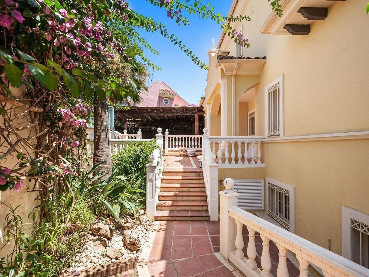 Beachside villa with renovation project Cortijo Blanco San Pedro de Alcantara