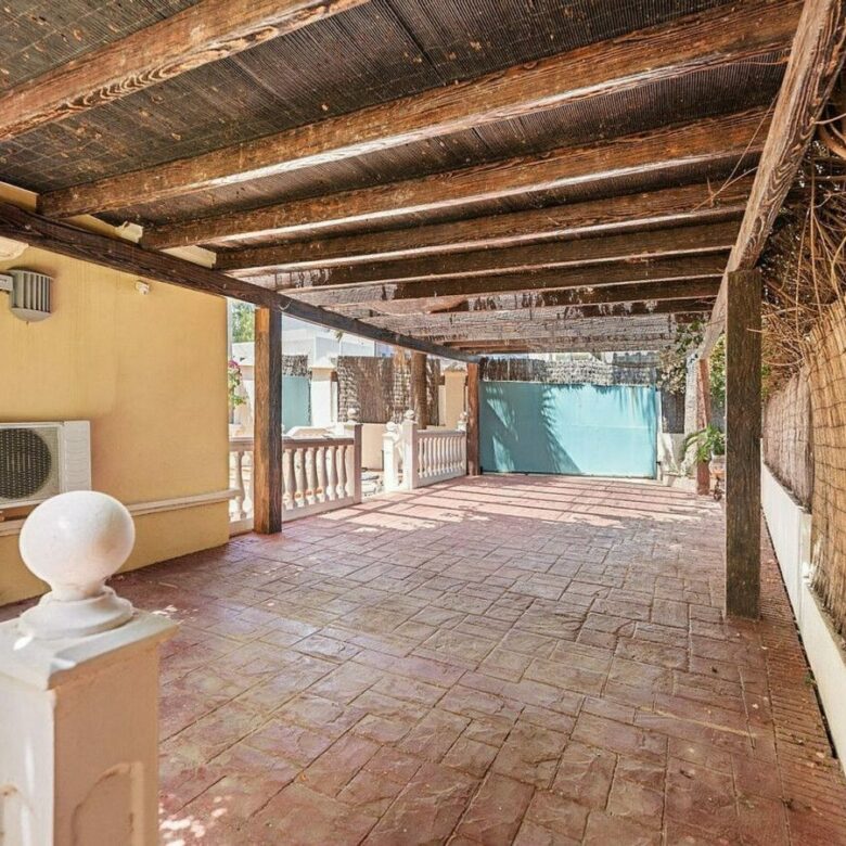Beachside villa with renovation project Cortijo Blanco San Pedro de Alcantara