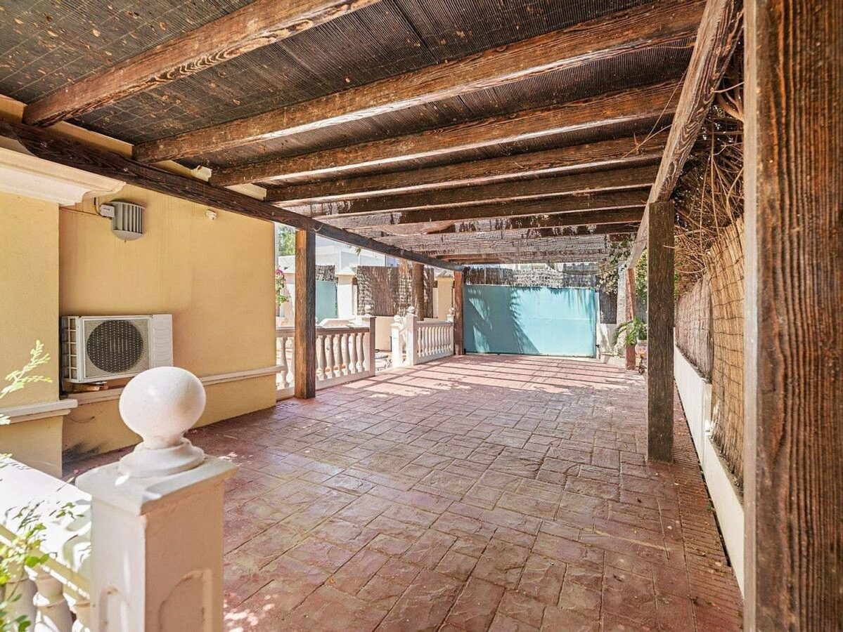 Beachside villa with renovation project Cortijo Blanco San Pedro de Alcantara