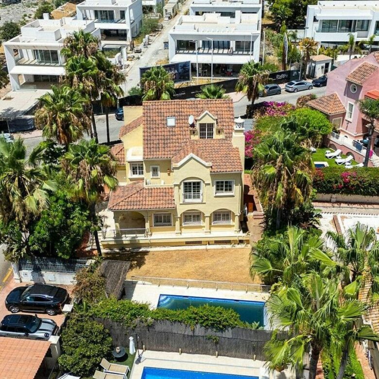 Beachside villa with renovation project Cortijo Blanco San Pedro de Alcantara