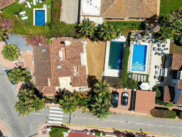 Beachside villa with renovation project Cortijo Blanco San Pedro de Alcantara