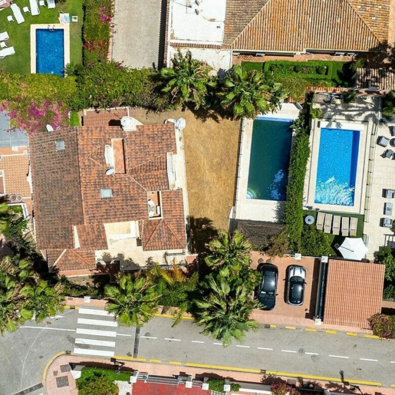 Beachside villa with renovation project Cortijo Blanco San Pedro de Alcantara
