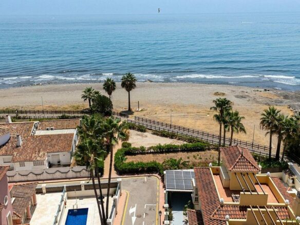 Beachside villa with renovation project Cortijo Blanco San Pedro de Alcantara