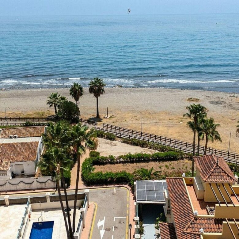 Beachside villa with renovation project Cortijo Blanco San Pedro de Alcantara