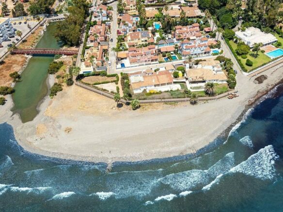 Beachside villa with renovation project Cortijo Blanco San Pedro de Alcantara