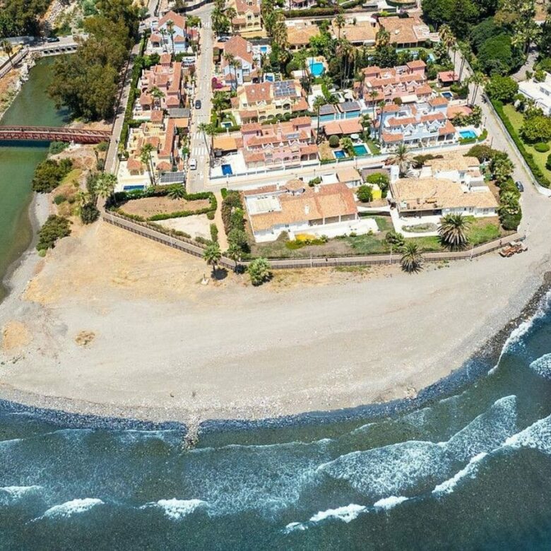 Beachside villa with renovation project Cortijo Blanco San Pedro de Alcantara