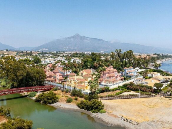 Beachside villa with renovation project Cortijo Blanco San Pedro de Alcantara