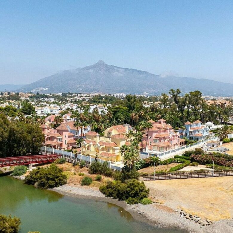 Beachside villa with renovation project Cortijo Blanco San Pedro de Alcantara