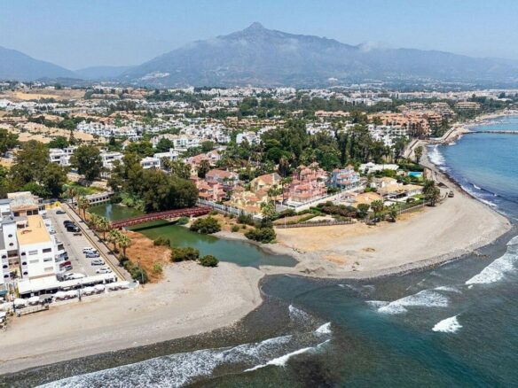 Beachside villa with renovation project Cortijo Blanco San Pedro de Alcantara