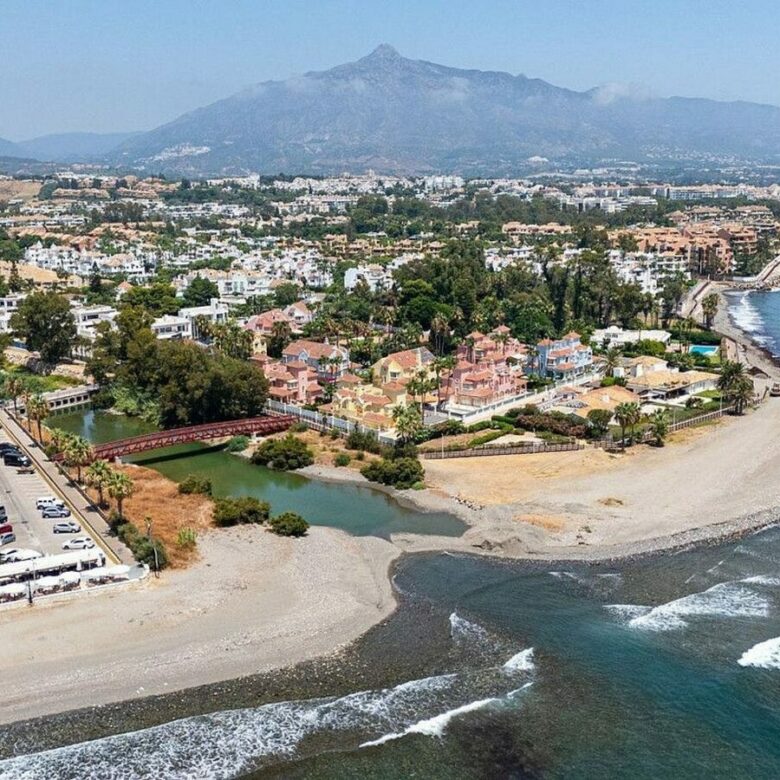 Beachside villa with renovation project Cortijo Blanco San Pedro de Alcantara
