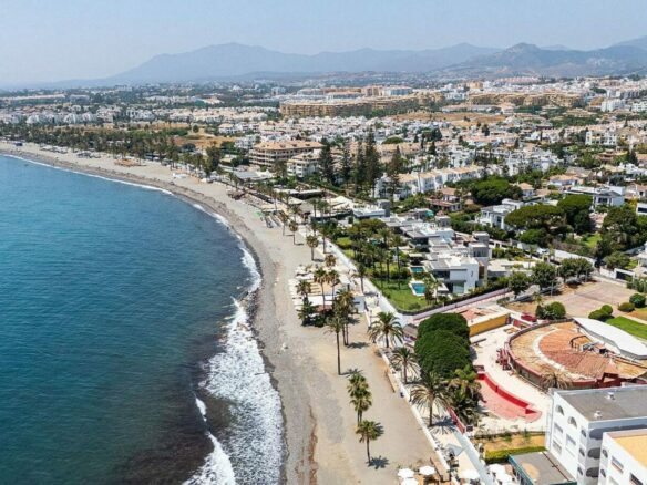 Beachside villa with renovation project Cortijo Blanco San Pedro de Alcantara