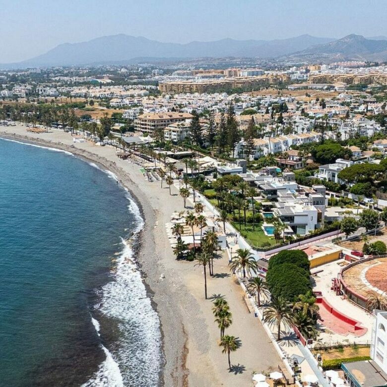 Beachside villa with renovation project Cortijo Blanco San Pedro de Alcantara
