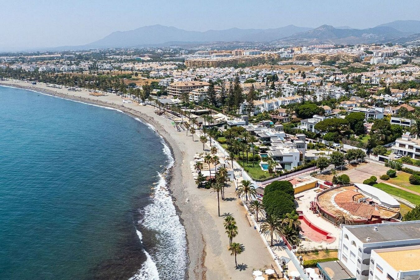Beachside villa with renovation project Cortijo Blanco San Pedro de Alcantara