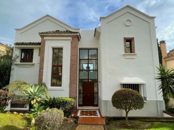 FOR SALE 🏡 Recently Refurbished Villa with Sea Views – Capellanía Hill Club, Golden Mile, Marbella