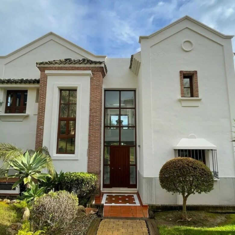 FOR SALE 🏡 Recently Refurbished Villa with Sea Views – Capellanía Hill Club, Golden Mile, Marbella