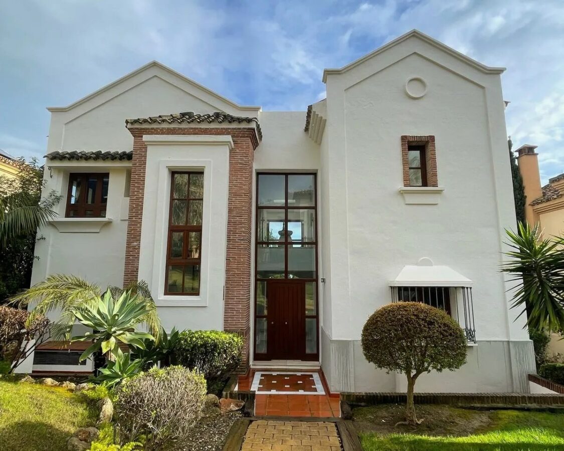 FOR SALE 🏡 Recently Refurbished Villa with Sea Views – Capellanía Hill Club, Golden Mile, Marbella