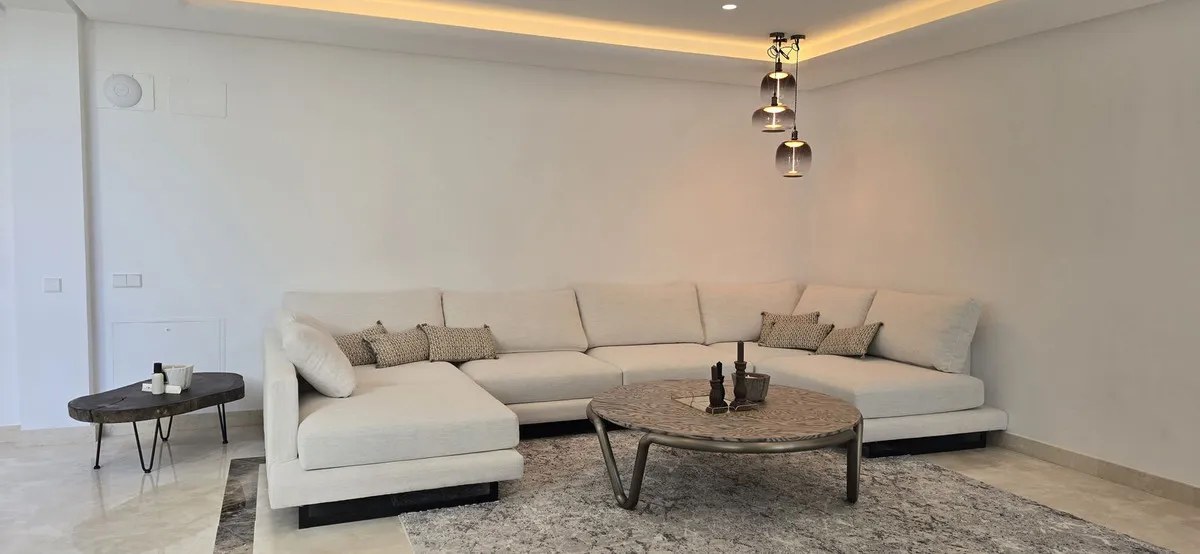 FOR SALE 🏡 Recently Refurbished Villa with Sea Views – Capellanía Hill Club, Golden Mile, Marbella