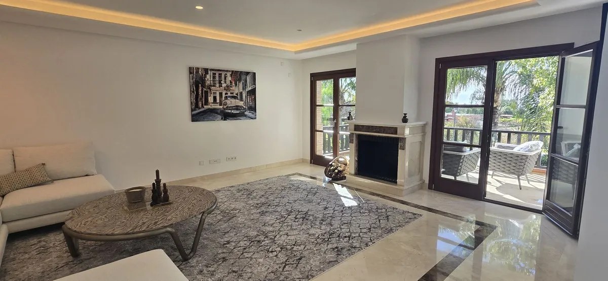 FOR SALE 🏡 Recently Refurbished Villa with Sea Views – Capellanía Hill Club, Golden Mile, Marbella