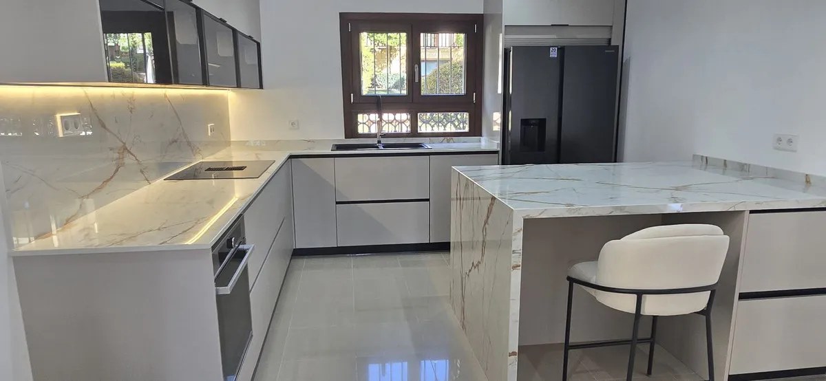 FOR SALE 🏡 Recently Refurbished Villa with Sea Views – Capellanía Hill Club, Golden Mile, Marbella