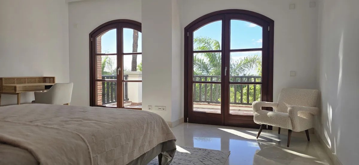 FOR SALE 🏡 Recently Refurbished Villa with Sea Views – Capellanía Hill Club, Golden Mile, Marbella