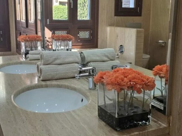 FOR SALE 🏡 Recently Refurbished Villa with Sea Views – Capellanía Hill Club, Golden Mile, Marbella