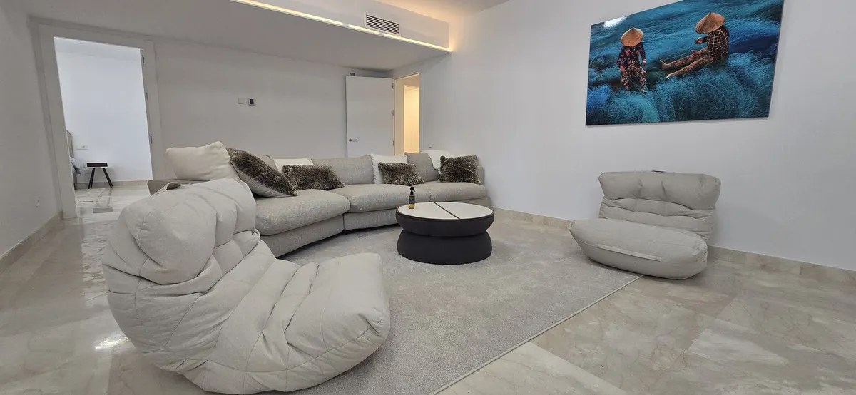 FOR SALE 🏡 Recently Refurbished Villa with Sea Views – Capellanía Hill Club, Golden Mile, Marbella