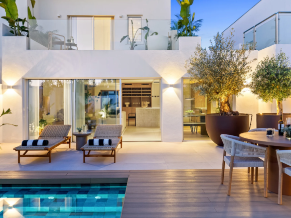 FOR SALE 🌟🏡 Renovated Townhouse with Private Pool Near Puerto Banús🇪🇸 Nueva Andalucía, Marbella 🇪🇸