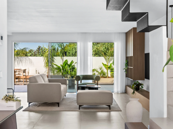 FOR SALE 🌟🏡 Renovated Townhouse with Private Pool Near Puerto Banús🇪🇸 Nueva Andalucía, Marbella 🇪🇸
