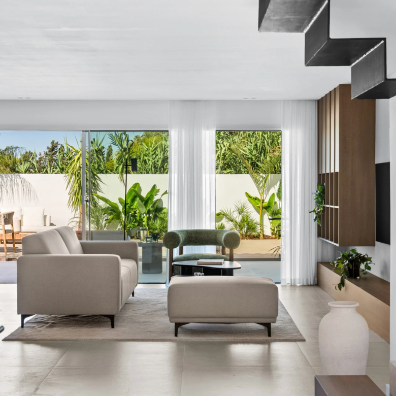 FOR SALE 🌟🏡 Renovated Townhouse with Private Pool Near Puerto Banús🇪🇸 Nueva Andalucía, Marbella 🇪🇸