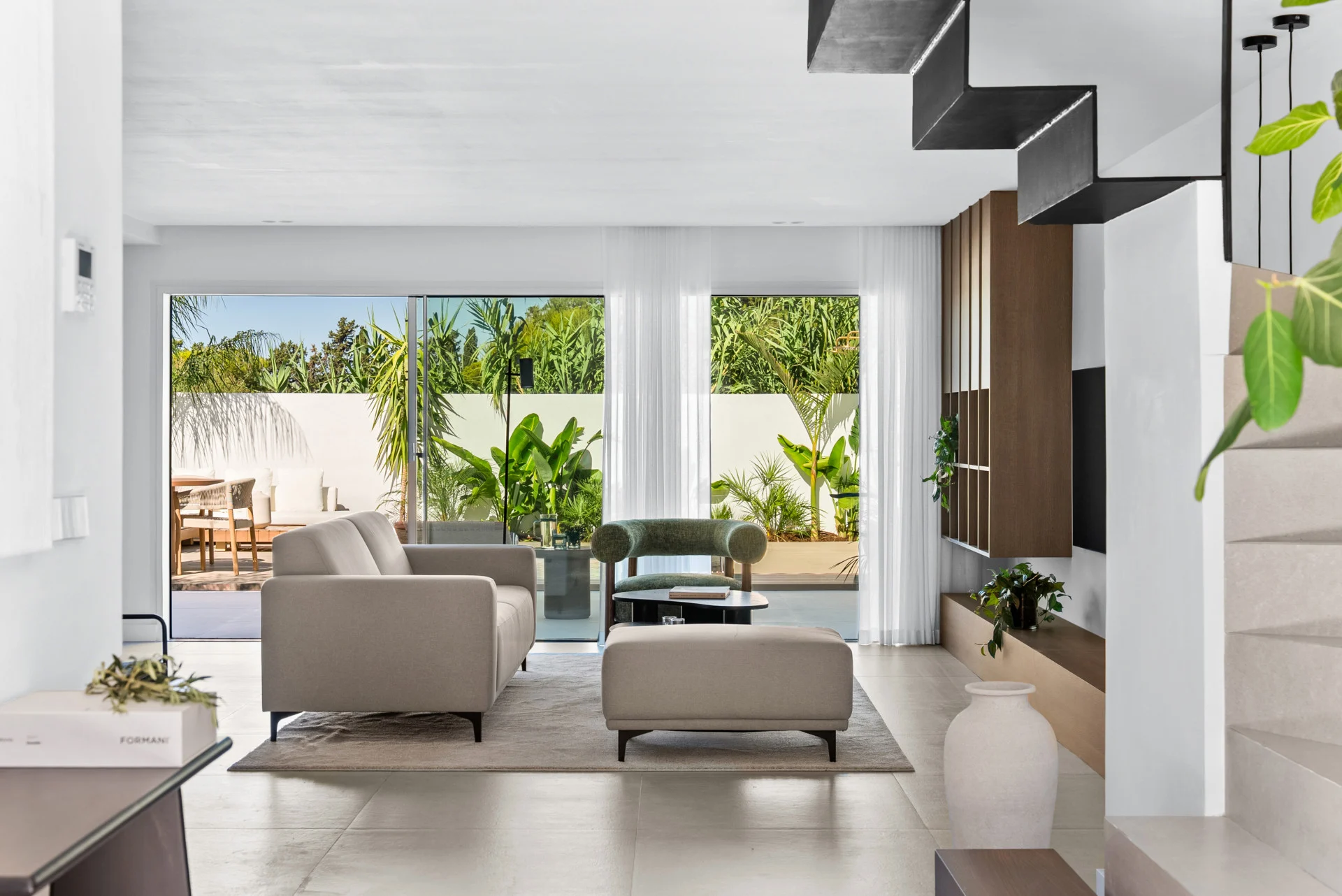 FOR SALE 🌟🏡 Renovated Townhouse with Private Pool Near Puerto Banús🇪🇸 Nueva Andalucía, Marbella 🇪🇸