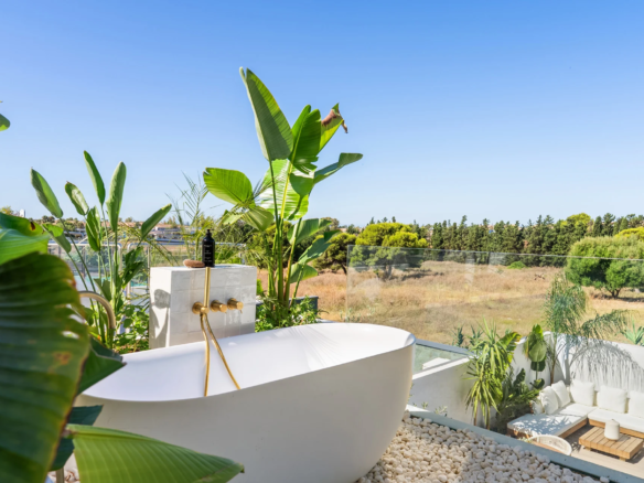 FOR SALE 🌟🏡 Renovated Townhouse with Private Pool Near Puerto Banús🇪🇸 Nueva Andalucía, Marbella 🇪🇸