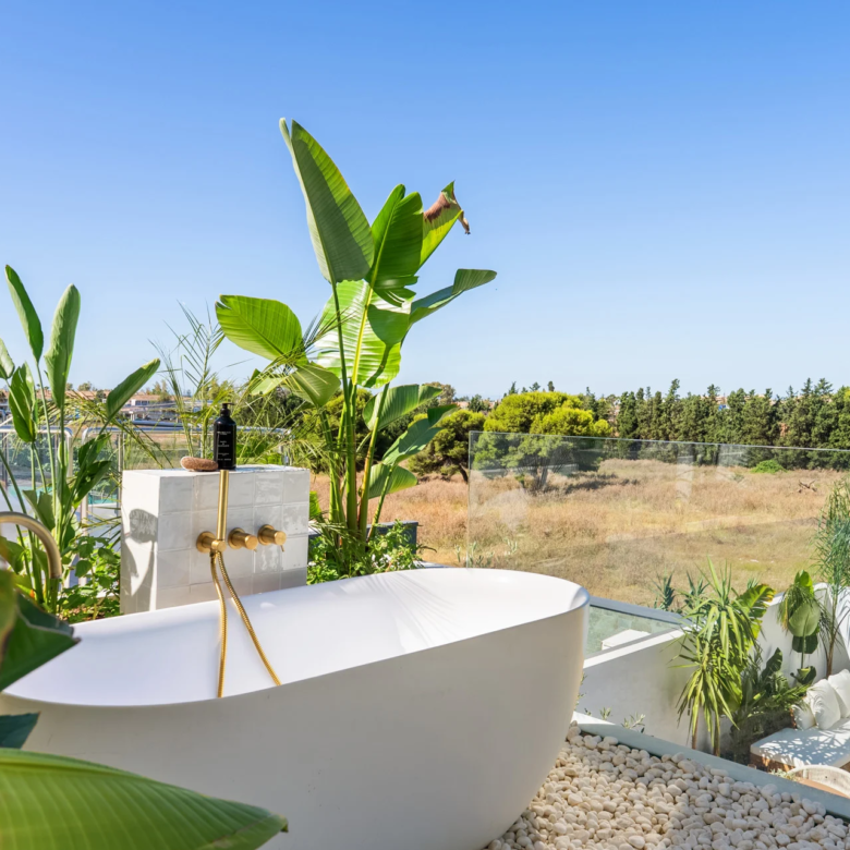 FOR SALE 🌟🏡 Renovated Townhouse with Private Pool Near Puerto Banús🇪🇸 Nueva Andalucía, Marbella 🇪🇸
