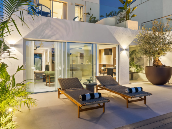 FOR SALE 🌟🏡 Renovated Townhouse with Private Pool Near Puerto Banús🇪🇸 Nueva Andalucía, Marbella 🇪🇸