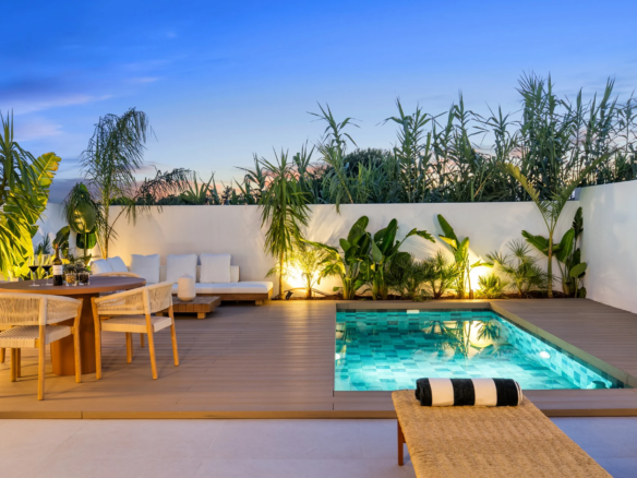 FOR SALE 🌟🏡 Renovated Townhouse with Private Pool Near Puerto Banús🇪🇸 Nueva Andalucía, Marbella 🇪🇸