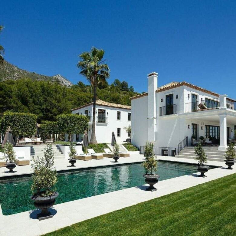 FOR SALE 🏡 Classic Villa with Pool and Mountain Views – Sierra Blanca, Marbella 🇪🇸
