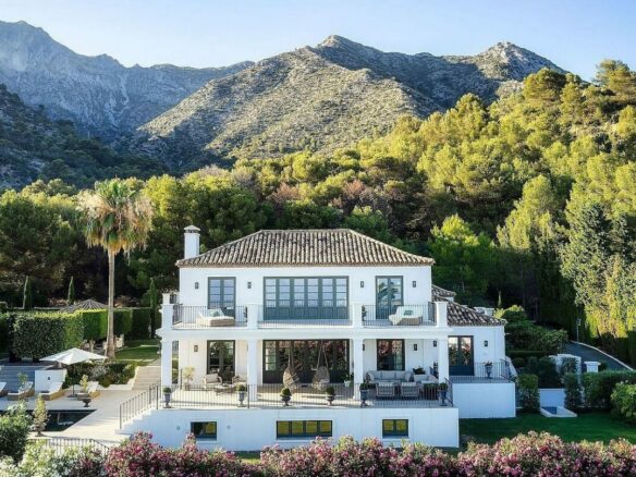Classic villa with pool and mountain views Sierra Blanca Marbella