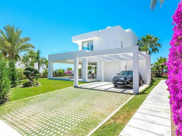 Contemporary villa with sea views and pool in a gated community, Rio Real, Marbella