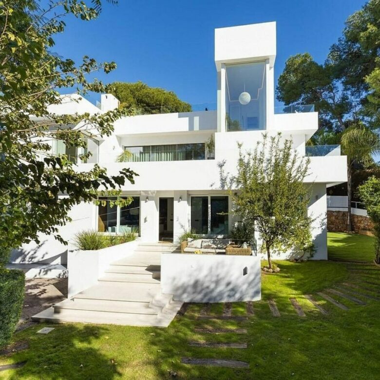 Contemporary villa with pool and guest house in Aloha, Nueva Andalucia, Marbella