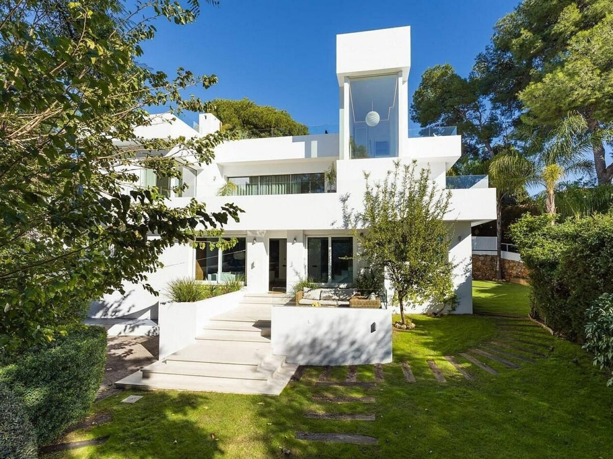 Contemporary villa with pool and guest house in Aloha, Nueva Andalucia, Marbella