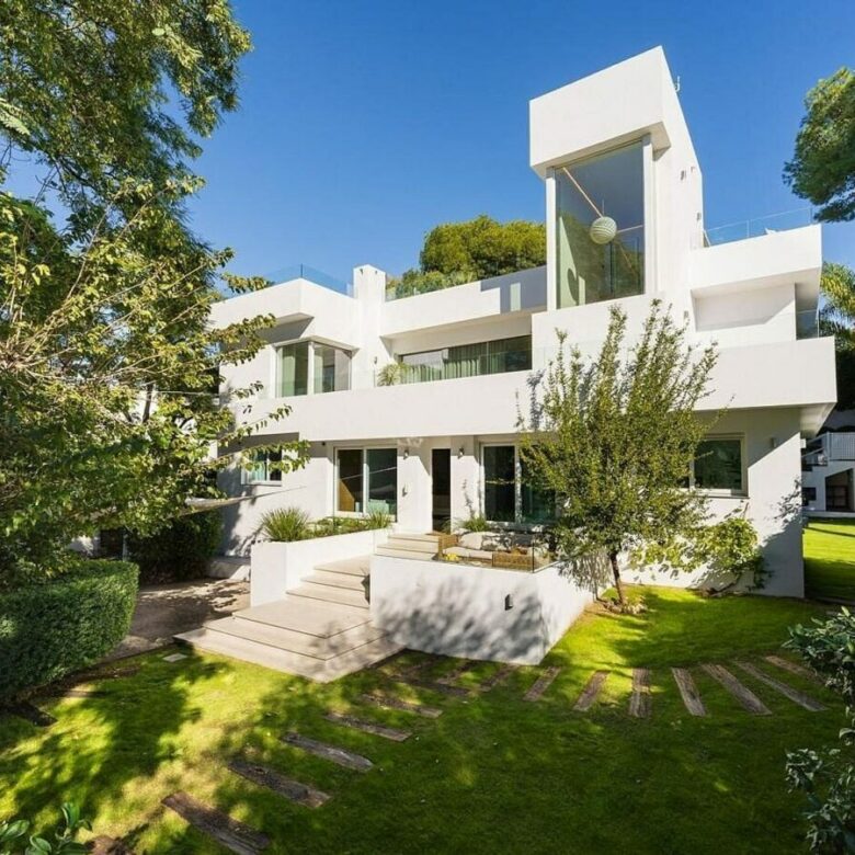 Contemporary villa with pool and guest house in Aloha, Nueva Andalucia, Marbella
