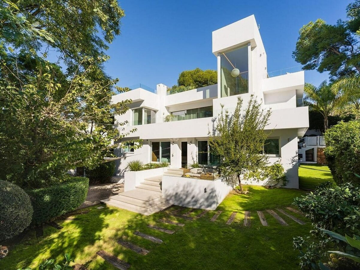 Contemporary villa with pool and guest house in Aloha, Nueva Andalucia, Marbella