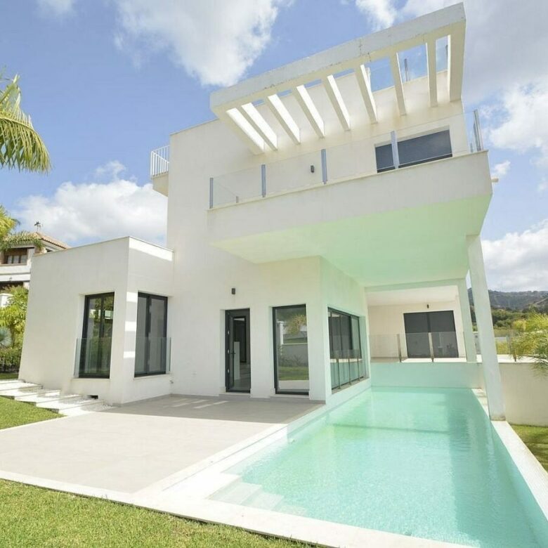 FOR SALE 🏡 Contemporary Villa with Lift on a 1,100 m² Plot near Santa María Golf – Elviria, Marbella 🇪🇸