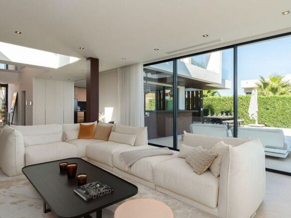 Contemporary villa for sale Los Flamingos Golf Benahavis