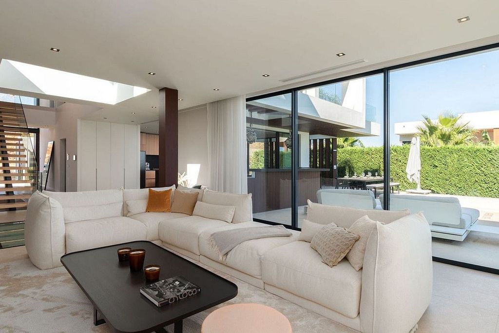 Contemporary villa for sale Los Flamingos Golf Benahavis