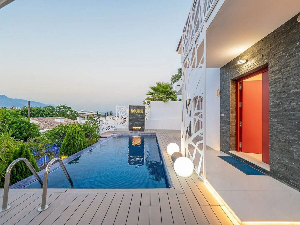 Contemporary villa with rooftop terrace and sea views in Nueva Andalucia, Marbella