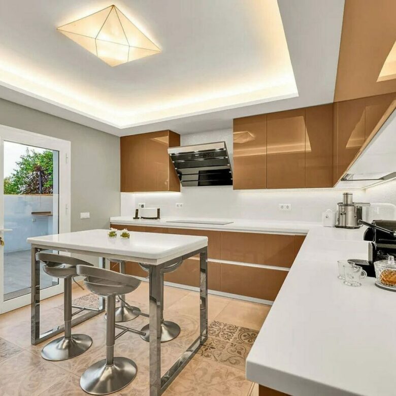 Contemporary villa with rooftop terrace and sea views in Nueva Andalucia, Marbella