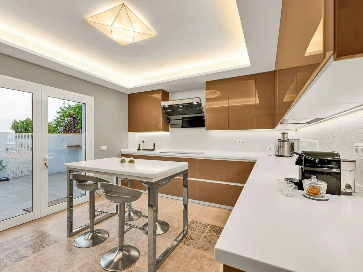 Contemporary villa with rooftop terrace and sea views in Nueva Andalucia, Marbella