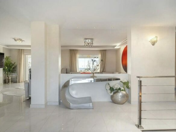 Contemporary villa with rooftop terrace and sea views in Nueva Andalucia, Marbella